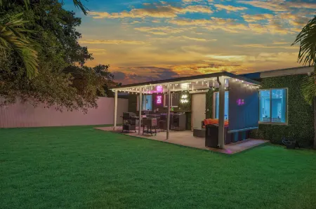 4 to 23 Guests GameRoom 2 Kitchens Bar BBQ Отели рядом с достопримечательностью «Парк штата Барнакл Хисторик»