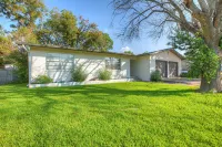 Stylish Home - Lrg Yard with Games Grill & Hot Tub