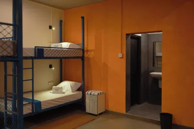 Snooze Station by Sydney Galle Hotellit kohteessa Labuduwa