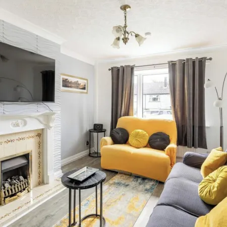 3 Bed House - Sleeps 5 - Parking - Garden - Wifi