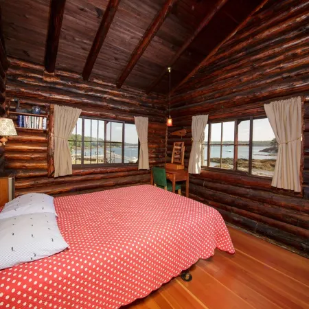 Authentic Log Cabin on Damariscotta River W/ Dock and Moorings