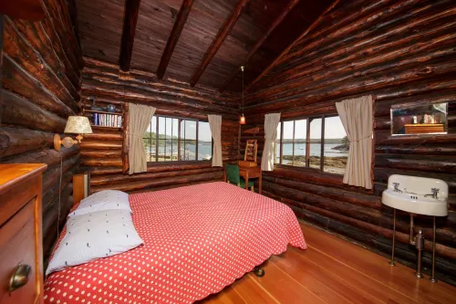 Authentic Log Cabin on Damariscotta River W/ Dock and Moorings