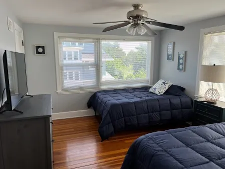 The Sunset Lighthouse Marblehead - Exclusive Waterfront 3brm/2.5bath Home Отели в г. Марблхед