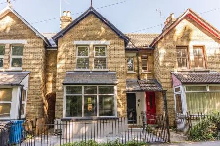 3 Bed Recently refurbed, quiet & private location,5 mins from sandbanks Beaches