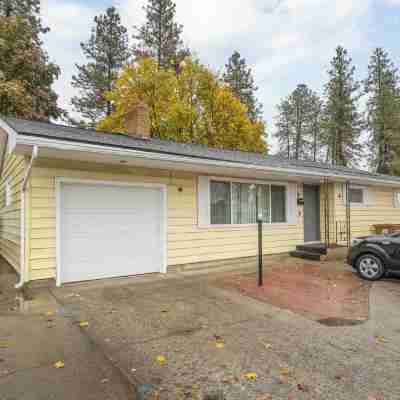 Charming 3-bedroom duplex with AC, WiFi in superb Spokane Hotel Exterior