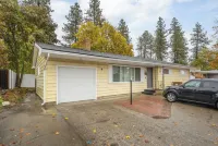 Charming 3-bedroom duplex with AC, WiFi in superb Spokane Indian Trails Shopping Center附近的飯店
