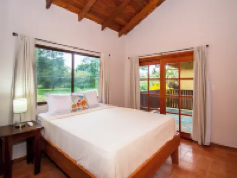 3 min walk to surf, 3bedrooms, Villa, Pool, Steps to the Beach! Hotels in Dominical