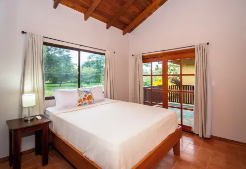 3 min walk to surf, 3bedrooms, Villa, Pool, Steps to the Beach!