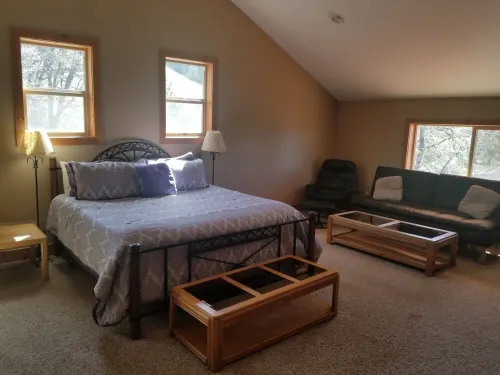Sunset Chalet - 2600 sq.ft. Multi-Seasonal retreat only15 minutes from Ashland !