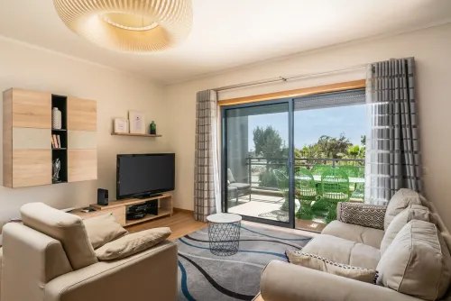 Golf, beach, country and city. Central and modern for up to 5 guests