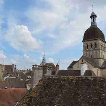 Apartment of calm character ideally placed. Ideal for lovers. Others