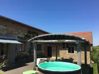 Maison Dans la Prairie. 6 Couchages + 2 Possible en Supplément Hotels in La Vineuse