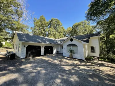 Family-Friendly Lake Retreat – Near Tryon Equestrian & Asheville, Greenville, CU Hotels near Greenway Trail