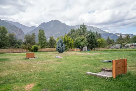 Spectacular Mountain View Chalet - Family and Dog friendly, Hot tub, Wi-Fi, Roku