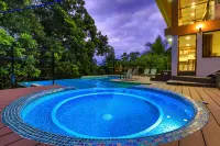 Breathtaking Jungle Views and Abundant Wildlife -  Large pool.
