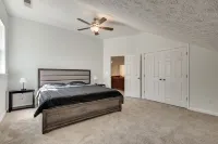 Blue Manor Luxury Home *15 min. from Airport*