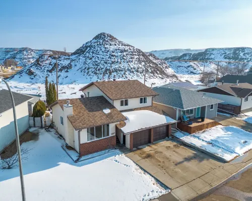 Casa Luz / New Hot Tub / BBQ Hotels in Drumheller
