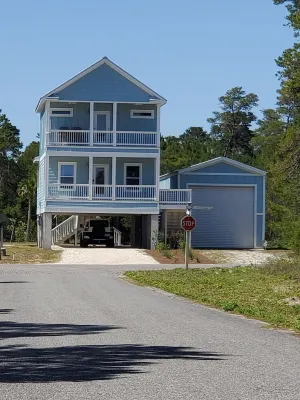 Close to beach,town and boat launch 카라벨 호텔