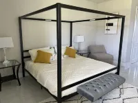 NEW!! Spacious Villa with Canal. 20mins from the beach! Pet friendly. 4bed3bth 케이프코럴 스포츠 콤플렉스 주변 호텔