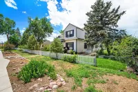 Beautiful Victorian 4 Bedroom downtown Castle Rock Hotels near Nixon & Co. Salon & Boutique