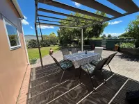 Cosy cottage in peaceful garden setting - just a minute's walk to Lake Rotorua