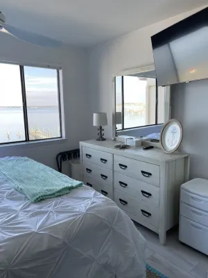 GREAT LOCATION IN NAVARRE BEACH. GORGEOUS VIEWS OF SOUND, POOL, WALK TO BEACH! Hotel dekat Navarre Beach Sea Turtle Conservation Center