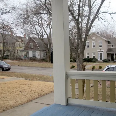 Historic Old West Lawrence - Minutes to beautiful Mass St, KU, Sports Pavillion