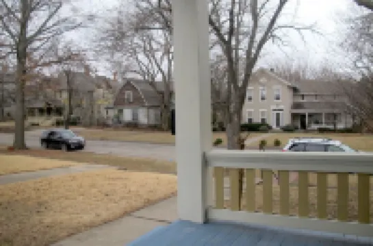 Historic Old West Lawrence - Minutes to beautiful Mass St, KU, Sports Pavillion