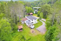 Pet Friendly Large Group Chalet  w Private Beach|10p Hot Tub|Kayaks|