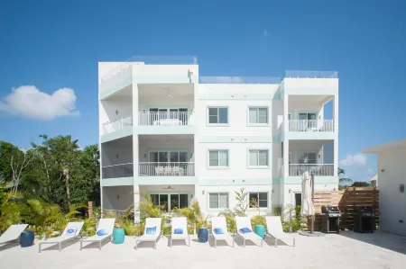 Private Seven Mile Beach Club with Roof Terrace, Amazing Pool Pavilion Отели рядом с достопримечательностью «TURTLE LAGOON»