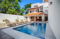 Brand new modern home w pool- perfect for groups