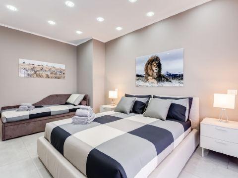 NEW !!!!!! +12 Persons // HOLIDAY INN VATICAN