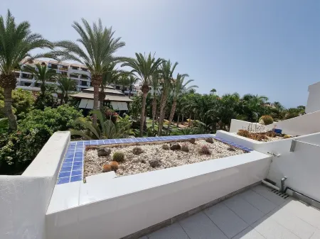 Studio Parque Santiago 3 directly on the beach + sea, terrace, heated pool, wifi