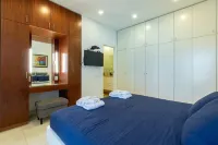 New exclusive 24 Hour Security Building With Shabbat Elevator and large gym โรงแรมใน