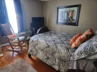 Charming 3-bedroom cottage with AC, WiFi in serene Walnut Cove.