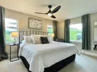 Designer Condo #5, Epic Views, Hot Tub, 75 55" TVs, Sonos, Free Winter Bus