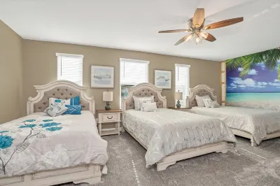Beautiful 9 bedroom home with pool! Minutes away from theme parks. Hotels near Mindy O Water Park