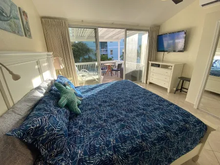 Seven Mile Beach, Cayman Grand 32, 2 bd/2bth condo w/pool at Island Pine Villas Отели рядом с достопримечательностью «Clock Tower»