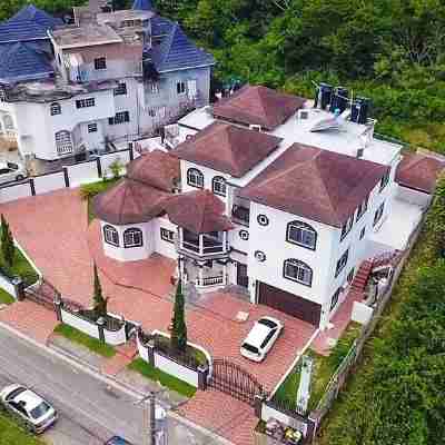 PERFECT FOR LARGE GROUPS-EXCELLENT LOCATION, MINUTES FROM EVERYTHING. Hotel Exterior