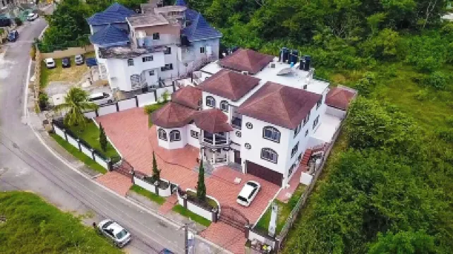 PERFECT FOR LARGE GROUPS-EXCELLENT LOCATION, MINUTES FROM EVERYTHING.  호텔