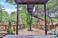 Luxury villa 12 mi from the Crocodile Bridge Gate of the Kruger National Park!