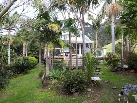 Hamptons Coastal Cottage 2mins from beaches, huge deck