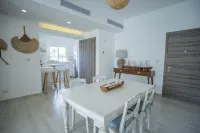 Perfect & Comfy Pool View Apartment with Beach Access, Balcony, Wi-Fi, AC & TV