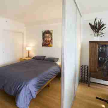 Stylish, Bright, Chinatown Condo, w/secure parking, pet ok, view, self-check-in. Rooms