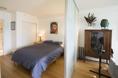 Stylish, Bright, Chinatown Condo, w/secure parking, pet ok, view, self-check-in.