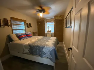 Unique Houseboat On Dry Lot Perfect Romantic Getaway Or Family Friendly & Pet OK 줄스 언더시 로지 주변 호텔