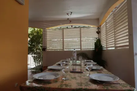 Maison Lakadri - Jardin, Terrasse & Barbecue Отели рядом с достопримечательностью «Grande Baie»