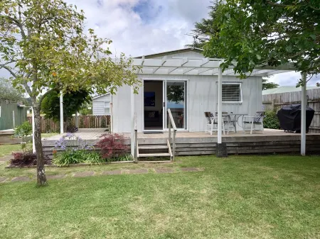 Quiet little batch just 5min walk from shops Отели рядом с достопримечательностью «Sovereign Pier on the Waterways»