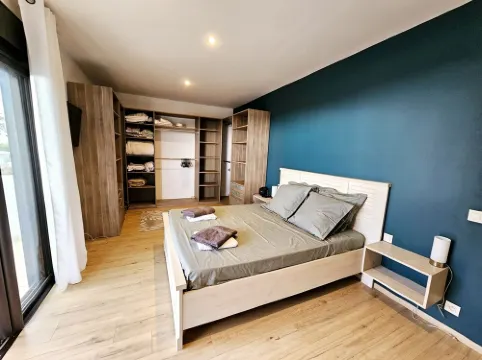 Maison Récente et Toute Équipée Avec Piscine