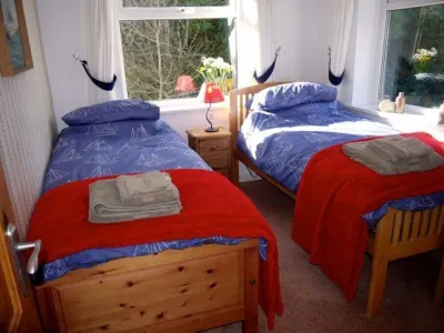 Jimmers Loft@Cadgwith Cove-Beautiful Sea Views Hotels near Flambards Theme Park
